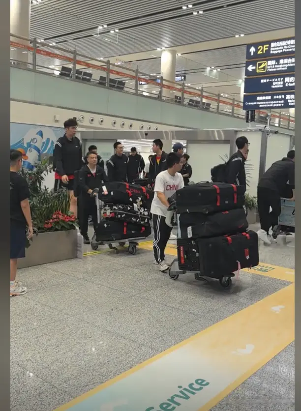 抢眼的球员, 却没人接机, 首先走出机