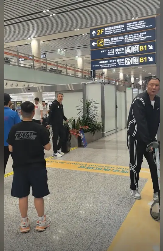 个时间点比, 有大批球迷, 还有就是王