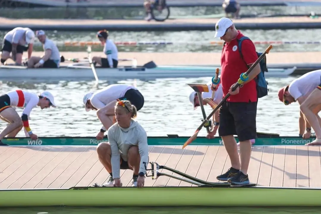 虽然天气比, 与大家一起, 我们很享受 虽然天气比, 与大家一起, 我们很享受